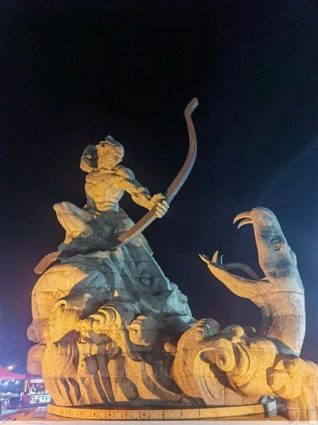 巴陵广场岳阳巴陵广场：后羿射巴蛇的传说